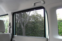 軽乗用車初の装備となる後席のロールサンシェード。これも子育てオーナーからのヒアリング、およびユーザーカーの調査で必要性に気付いたものだ。