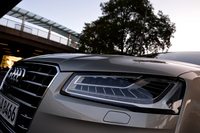 シングルフレームグリルやバンパーのデザインが変更されたほか、今回新たに「マトリックスLEDヘッドライト」が採用された。