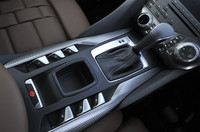 センターコンソールにも“6連スイッチ”が。各ウィンドウの開閉と操作ロックおよび施錠の操作が行える。トランスミッションはアイシン製のトルコン付き6段AT。