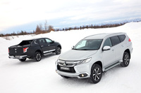 タイなどの海外市場で販売されている「パジェロスポーツ」（右）と「トライトン」（左）。ともに、車体にはボディーオンフレーム構造が採用されている。