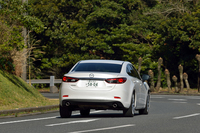 「走る歓び」を提案する新型「アテンザ」。加速感やステアリングフィールだけでなく、エンジン音にまで“リニア感”が得られるよう開発したという。
    