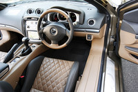 エアコンの操作ダイヤルや、ライトパワースイッチ先端がアルミの削りだしパーツに変更され、センターパネルはシルバー塗装となる。スカッフプレートには「兜」のロゴが入る。