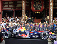 浅草寺本堂前で20分の祈祷が行われた。