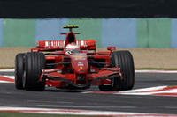 3番グリッドからスタートしたライコネンは、スタートの1コーナー手前で2位ハミルトンを抜き、トップのマッサを追った。勝負の分かれ目は最後のピットストップ。マッサより長いスティントが奏功し、ライコネンは首位奪取に成功した。（写真＝Ferrari）