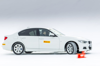 ハンドングコースを行く「BMW 3シリーズ」。
    