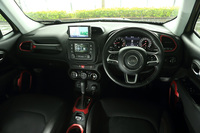 
	インテリアの各部には、金属製容器「ジェリカン」をモチーフにした「X」マークやジープ伝統の「7スロットグリル」アイコンがちりばめられている。
	