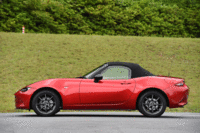 ソフトトップの開閉は手動式。乗車したままでも操作できるよう、工夫がなされている。（写真をクリックすると、ソフトトップがオープンとなる様子が見られます）
    