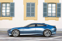 伸びやかなプロポーションとシャープなエッジが印象的な「靭（SHINARI）」のエクステリア。