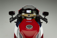 レーサーの「RC213V」とは、タイヤやブレーキなどの仕様のほか、ハンドル切れ角（15度→26度）も異なる。