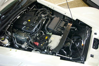 エンジンの搭載位置はロードスターと変わらず。とはいえ、相対的には、かなり後ろ寄りに。