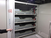 蓄電池には、「リーフ」のバッテリー（24kWh）を4つ使用。合計96kWhまで蓄えられる。発売が予定される家庭用等の据え置き型の蓄電池は、小型タイプでは12kWhを想定。これは一般的な家庭の1日分の使用電力量に相当する。