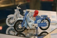 こちらも今年で生誕50周年を迎えた「ホンダ・スーパーカブC100」。過去何度かモデル化されているが、これは「フジミ」が1/12スケールの新作としてリリースしたもの。