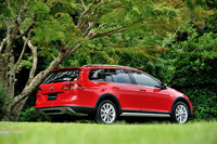 アンダーガード付きリアバンパーとクロムツインエキゾーストパイプが後ろ姿をスポーティーに引き締める。