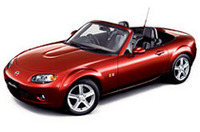 
	写真上は、ブリリアントブラックのボディにレッド内装の6MT車。下はカッパーレッドマイカとブラックを組み合わせた6AT車。
	 