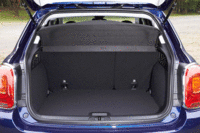 ラゲッジルームの容量は、2列目シートを起こした状態で350リッター、たたんだ状態で1000リッターとなっている。（写真をクリックすると、シートの倒れる様子が見られます）