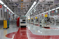 フェラーリ・マラネッロ本社工場のエンジンアッセンブリー棟。エンジンは1基ずつ無人搬送機に載せられ、赤いライン上を動く。2013年撮影。