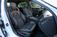 16wayの電動調整機構を備えたレカロ製のスポーツシート。日本仕様では「スペックB」に装備される。