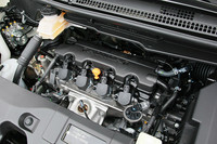 エンジンはツインカムからシングルカムへと改められ、FF車のトランスミッションはATからCVTに変更された。