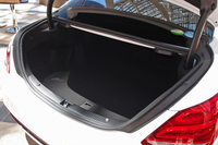 トランクルーム。5名乗車時で445リッターの容量は、後席を前方に倒すことでさらに拡大できる。
    