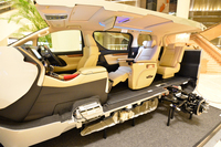 「ヴェルファイア ハイブリッド車 エグゼクティブラウンジ」のカットモデル。薄型の燃料タンク（中央フロア下）や省スペースなリアサスペンション（写真右奥）、そして、それらによってもたらされた、フラットな床面の様子がよくわかる。
    