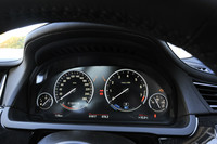 10.25インチの液晶パネルを用いてメーターを表現する「マルチディスプレイ・メーターパネル」は今回の目玉装備のひとつ。しかし、「アクティブハイブリッド7」シリーズへの採用は見送られた。