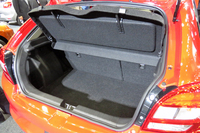 荷室の容量は標準状態で320リッター。後席を倒すことで、拡大できる。