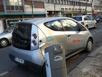 テールランプ横から充電用ポールまで電源コードが延びる。