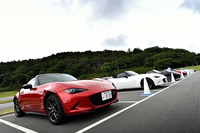 試乗会場にずらりと並んだ4代目「マツダ・ロードスター」。
    