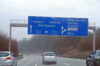 1日目の天候はあいにくの雨。アウトバーンは都市部に差し掛かると途端に交通量が増える。
    