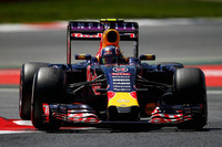 はるかに規模が小さい姉妹チームのトロロッソに先を越されているレッドブル。ダニール・クビアト（写真）は、そのジュニアチームのルーキー、地元期待のカルロス・サインツJr.にファイナルラップで抜かれ10位に終わった。7位完走のダニエル・リカルドは、既にエンジンの年間規定数4基目を使用しての走行。レッドブルはパートナーのルノーにいら立ちを募らせている。（Photo=Red Bull Racing）
    
    