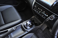 センターパネルには高輝度塗装が施され、使いやすさだけでなく美しさにもこだわった。