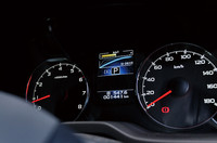 メーターの中央に置かれた3.5インチのカラー液晶ディスプレイには、各種燃費情報や車両情報などが表示される。操作はステアリングのスイッチで行える。