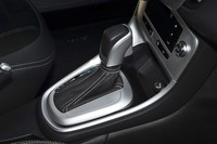 デルタには乾式のデュアルクラッチトランスミッションではなく、トルコンのATが搭載される。マニュアルシフトのゲートを持ち、ステアリングにはパドルが装着される。