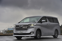 2段式ヘッドランプが特徴の「ヴェルファイア」。ベーシックな装いのグレード（写真）に加え、専用のエアロパーツでドレスアップした仕様もラインナップされる。
    