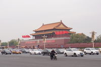 北京の天安門前で。アメリカ、日本、ドイツ、韓国とさまざまな国のクルマが走って行く。