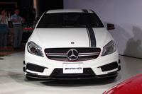 左右非対称のストライプ（デカール）が、特別な限定モデルであることを主張する。
    