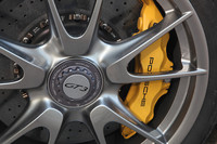 センターロック式となったアルミホイール。オプションとなるPCCB（ポルシェ・セラミックコンポジット・ブレーキ）装着車は、ブレーキキャリパーが黄色く染められる。