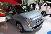 モパーブランドのカスタマイズ用キットを装着した「フィアット500ラウンジ」。ただし、なかなか味のあるホイールはプロトタイプ。