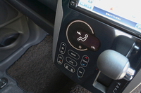 オートエアコンの操作部に静電式のタッチスイッチを採用した（Eグレードを除く）。