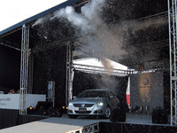 今回のサプライズ企画はパサートCCのお披露目だった。ステージ登場後、ジェリー・ドリザス社長が日本語であいさつし、パサートCCを「ダイナミックなコンフォートクーペ」と紹介した。