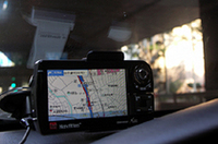 吸盤式のスタンドを付属しているが、改正道交法により実装着には別のスタンドを用意する必要がある。