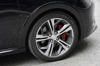 17インチのアロイホイールが標準装備となる。装着されるタイヤのサイズは205/45R17。