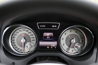 2眼式のアナログメーター。中央のマルチインフォメーションディスプレイには、運転支援システムを含む各種の車両情報が表示される。