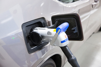 リアフェンダーのそばに設けられた急速充電用のソケット。日本仕様はCHAdeMO（チャデモ）規格に対応している。