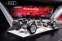 2015年のジュネーブショーにて、会場に展示された「e-tron 3.0 TDIクワトロ」のランニングシャシー。バッテリーの搭載位置がよく分かる。