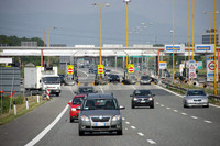 アウトストラーダにて。逆走防止のために増設中の「ALT（止まれ）」標識。