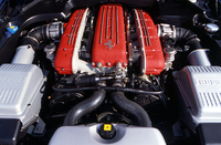 いわゆるフロントミドシップの恩恵で生じたノーズ部分の余裕を活かし、612では吸気ダクトの形状が改善された。よりダイレクトな吸気が可能となり、また、背圧の低減、コンプレッションの引き上げ（11→11.2：1）によって、575Mからの25psアップを実現した。