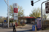 ガソリンスタンドの看板の「93」はレギュラー、「97」はハイオク。「98」はスーパープレミアムか？