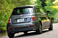 前後バンパーは専用品に。ボディーカラーは試乗車のメタリックグレーのほか、ブルー、レッド、ホワイトの計4色が設定される。