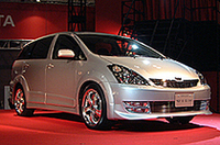 【写真上】次期ハリアーか? 「SUワゴン」【写真下】カスタマイズされた「ウィッシュ」